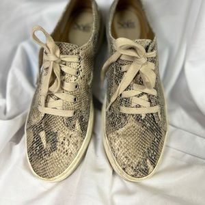 Sofft snake print sneaker
